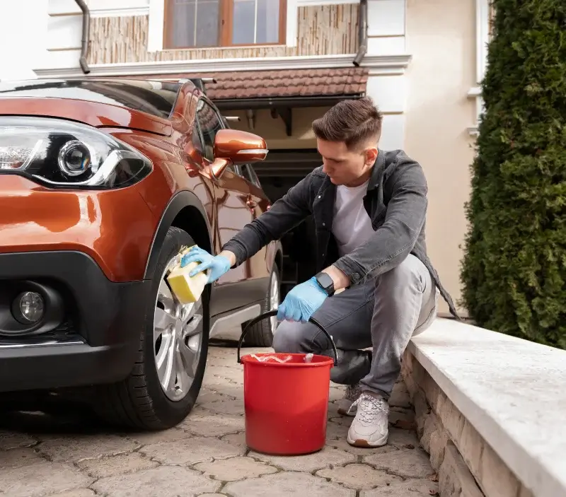 Lavage auto à domicile Coltines : professionnel intervenant sur un véhicule